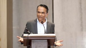 गभर्नर पौडेल
काठमाडौँ, २२ असारः गभर्नर विश्व पौडेल नेपाल आर्थिक पत्रकार समाज (सेजन)द्वारा आइतबार काठमाडौँमा आयोजित आगामी आर्थिक वर्षको मौद्रिक नीतिका सन्दर्भमा सरकारवालाहरूसँग नीतिगत बहसमा धारणा राख्नुहुँदै । तस्बिरः प्रदीपराज वन्तररासस