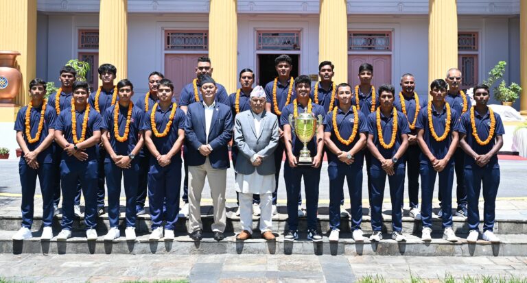 क्रिकेट प्रतियोगिताको विजेता नेपाली टोलीसँग सामूहिक तस्बिरमा राष्ट्रपति पौडेल 
काठमाडौँ, २३ असारः राष्ट्रपति रामचन्द्र पौडेलद्वारा सोमबार राष्ट्रपतिको कार्यालय शीतल निवासमा एसीसी यू – १६ इस्ट जोन कप क्रिकेट प्रतियोगिताको विजेता नेपाली टोलीलाई बधाईपश्चात् सामूहिक तस्बिरमा । तस्बिर सौजन्यः राष्ट्रपतिको कार्यालय÷रासस