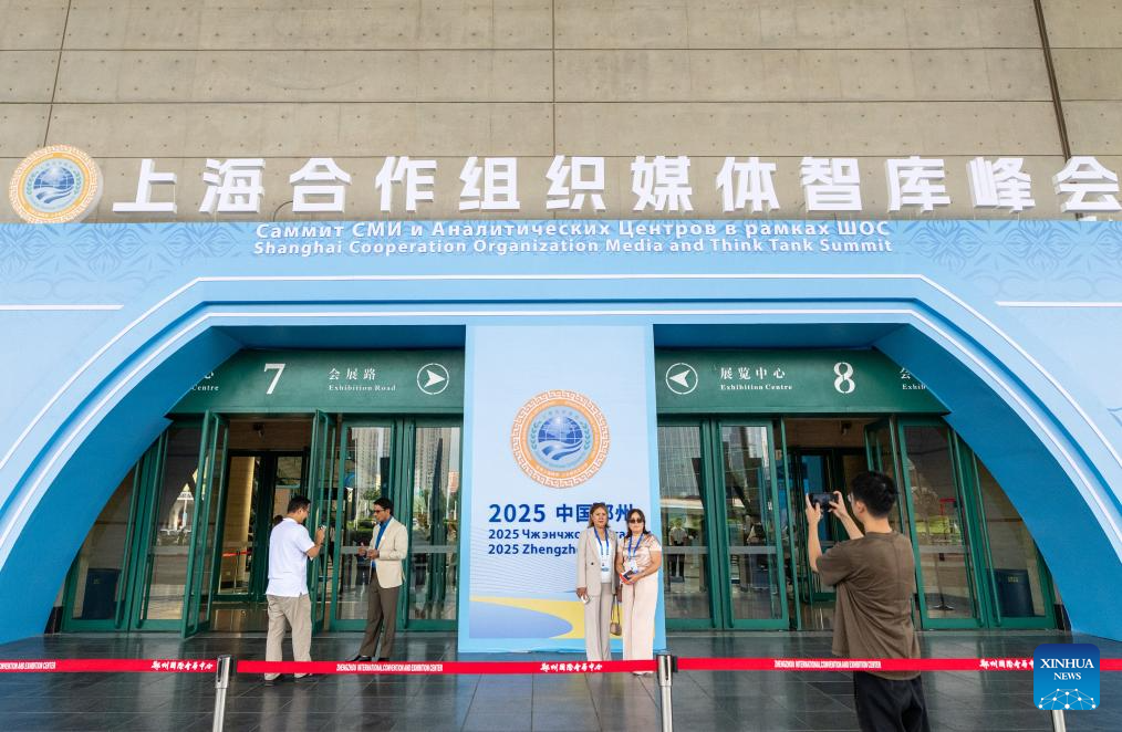 (Participants of the Shanghai Cooperation Organization (SCO) Media and Think Tank Summit pose for photos outside the venue in Zhengzhou, central China's Henan Province, July 24, 2025.  Xinhua: Wu Jingdan)