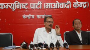 बैठकको निर्णय सार्वजनिक गर्नुहुँदै प्रवक्ता सापकोटा 
काठमाडौँ, १९ साउनः नेपाल कम्युनिस्ट पार्टी (माओवादी केन्द्र)का उपाध्यक्ष एवं प्रवक्ता अग्निप्रसाद सापकोटा सोमबार पार्टी केन्द्रीय कार्यालय पेरिस डाँडामा बसेको स्थायी समितिको बैठकपछि सञ्चारकर्मीलाई बैठकको निर्णय सार्वजनिक गर्नुहुँदै । तस्बिरः रत्न श्रेष्ठरासस