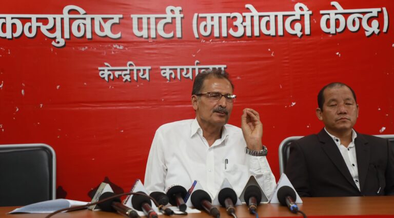 बैठकको निर्णय सार्वजनिक गर्नुहुँदै प्रवक्ता सापकोटा 
काठमाडौँ, १९ साउनः नेपाल कम्युनिस्ट पार्टी (माओवादी केन्द्र)का उपाध्यक्ष एवं प्रवक्ता अग्निप्रसाद सापकोटा सोमबार पार्टी केन्द्रीय कार्यालय पेरिस डाँडामा बसेको स्थायी समितिको बैठकपछि सञ्चारकर्मीलाई बैठकको निर्णय सार्वजनिक गर्नुहुँदै । तस्बिरः रत्न श्रेष्ठरासस
