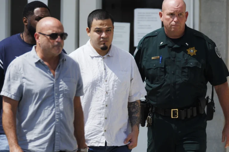 (Kilmar Abrego Garcia, center, leaves the Putnam County Jail, Friday, Aug. 22, 2025, in Cookeville, Tenn. (AP Photo/Brett Carlsen)