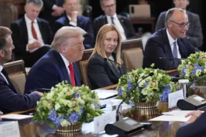 (France’s President Emmanuel Macron, from left, President Donald Trump, Italy’s Prime Minister Giorgia Meloni and Germany’s Chancellor Friedrich Merz participate in a meeting with Ukrainian President Volodymyr Zelenskyy and European leaders in the East Room of the White House, Monday, Aug. 18, 2025, in Washington. Photo: AP Photo: Alex Brandon)