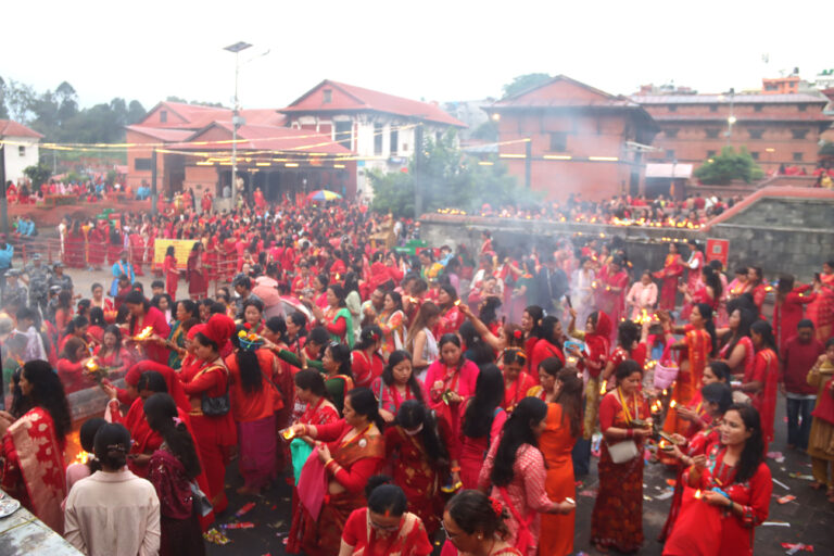 तिजको दिन मङ्गलबार बिहानै काठमाडौँस्थित पशुपतिनाथ मन्दिरमा पूजाअर्चना गर्न आएका भक्तजन । तस्बिर: हरिराम भेटुवाल / रासस