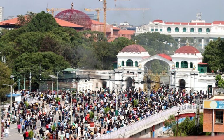 काठमाडौँको सिंहदरबारको पश्चिम द्वार अगाडि मङ्गलबार सहभागी प्रदर्शनकारी । ‘जेनजी’ पुस्ताले विधि प्रक्रियाको पक्षमा हिजोदेखि सुरु गरेको आन्दोलनका क्रममा आज निषेधाज्ञाको अवज्ञा गर्दै सिंहदरबारको पश्चिम गेट अगाडि प्रदर्शन गरेका हुन । तस्बिरः हरिराम भेटुवाल/रासस