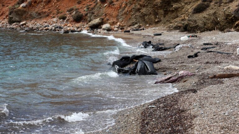 (A sunken boat is seen at Geras beach, in southern Lesvos, Greece, Oct. 7, 2025.  Photo: EPA)