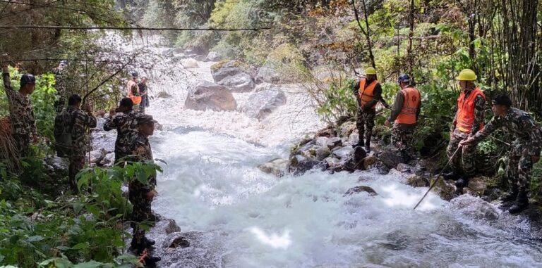 Nepali Army rescues