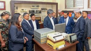 सञ्चार तथा सूचना प्रविधिमन्त्री जगदीश खरेल बुधबार राष्ट्रिय समाचार समिति (रासस) केन्द्रीय कार्यालयमा ‘रासस मिडिया सङ्ग्रहालय’ निरीक्षण तथा अवलोन गर्नुहुँदै। तस्बिरः  प्रदीपराज वन्त/रासस