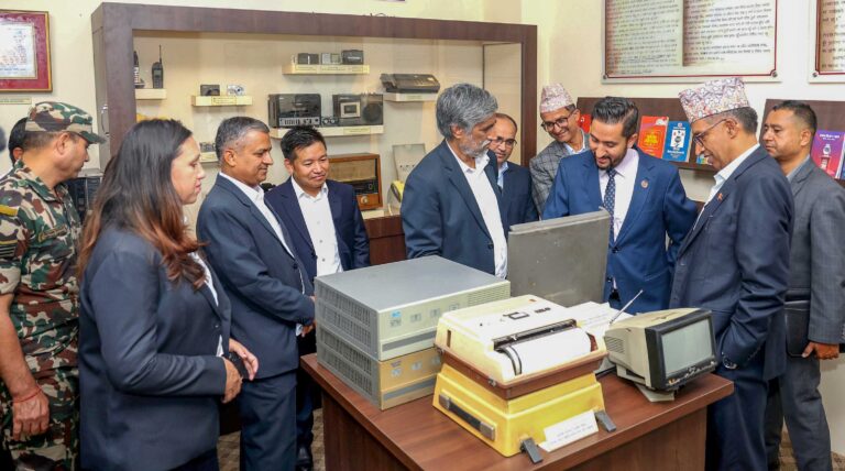 सञ्चार तथा सूचना प्रविधिमन्त्री जगदीश खरेल बुधबार राष्ट्रिय समाचार समिति (रासस) केन्द्रीय कार्यालयमा ‘रासस मिडिया सङ्ग्रहालय’ निरीक्षण तथा अवलोन गर्नुहुँदै। तस्बिरः  प्रदीपराज वन्त/रासस