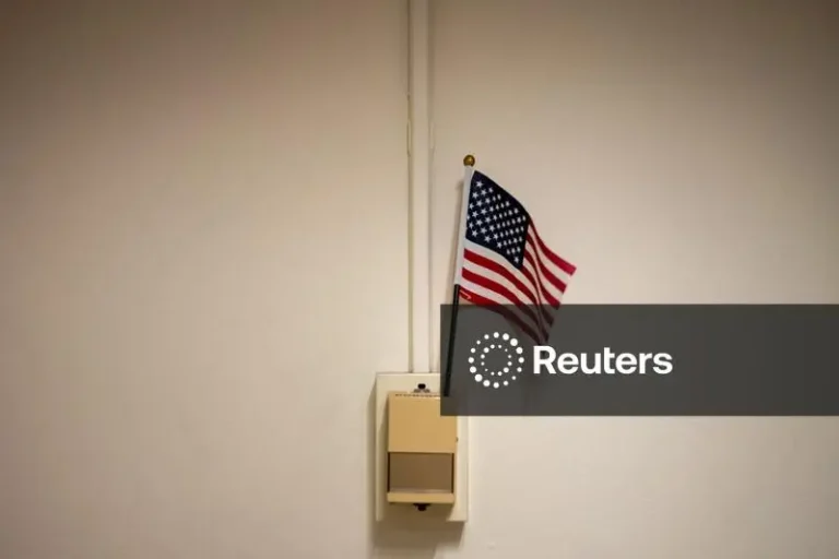 (An American flag sits in a thermostat at U.S. immigration court in Manhattan, in New York City, U.S., November 28, 2025. Photo: REUTERS-David 'Dee' Delgado)