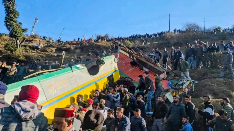 Bus falls into gorge in Himachal