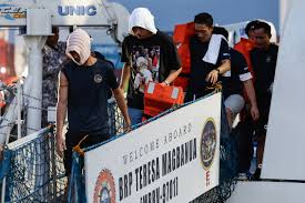 (Filipino crew members of the cargo ship M/V Devon Bay disembark from a Philippine Coast Guard vessel at the port of Manila, Philippines, Monday. Photo: EPA-Yonhap)