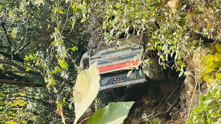 निर्वाचनमा खटिएका सेना लिएर गएको भोजपुर नगरपालिका वडा नं ३ स्थित सेतीबगर नजिकैे दुर्घटना  भएको ना ४ ख ७३१७ नम्बरको  बस  ।  बस दुर्घटना  हुँदा घाइते भएका २४ जनामध्ये आठ जनालाई थप उपचारका लागि हेलिकप्टरमार्फत काठमाडौं पठाइएको छ ।   तस्बिरः निरोज कोइराला/रासस