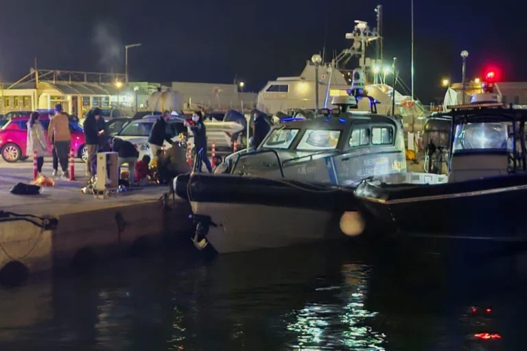 (Greek coast guard officers carry out rescue operations at a port on the eastern Aegean island of Chios, Greece, late Tuesday, Feb. 3, 2026, after a collision between a migrant speedboat and a coast guard patrol vessel killed multiple people, authorities said. Photo: Pantelis Fykaris-Politischios.gr via AP)