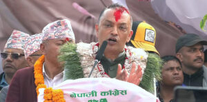नेपाली कांग्रेसका सभापति गगनकुमार थापा कर्णाली प्रदेशको राजधानी  सुर्खेतको वीरेन्द्रनगरमा नेपाली कांग्रेसले आज आयोजना गरेको चुनावी सभालाई सम्बोधन गर्नुहुँदै । तस्बिरः  सुरेश आचार्य/रासस
