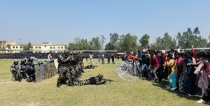 झड्प नियन्त्रण गर्दै नेपाली सेना
मलङ्गवा (सर्लाही), ९ फागुनः पूर्वअध्यास अन्तर्गत शनिबार सर्लाही सदरमुकाम मलङ्गवा–२ स्थित रहेको खेलकुद मैदानमा निर्वाचनको समयमा मतदान केन्द्रमा हुने झड्प नियन्त्रण गर्दै नेपाली सेनालगायत सुरक्षाकर्मी । अगामी फागुन २१ गतेका दिनका दिन हुने प्रतिनिधिसभा सदस्यको चुनावको लागि पूर्वअध्यास गरिएको हो । तस्बिरः विश्वनाथ ठाकुर÷रासस