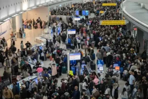 (People wait in a TSA line at the John F. Kennedy International Airport, Sunday, March 22, 2026, in New York. (AP Photo: Yuki Iwamura)