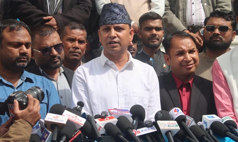 काठमाडौँ, १ चैतः राष्ट्रिय स्वतन्त्र पार्टी (रास्वपा) को सचिवालय बैठक पाटी केन्द्रीय कार्यालय बनस्थलीमा केही समयपछि बस्नेबारे सञ्चारकर्मीलाई जानकारी दिनुहुँदै रास्वपा पाटीका प्रवक्ता मनिश झा । तस्बिरः हरिराम भेटुवाल÷ रासस