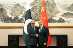 (In this photo released by Xinhua News Agency, Chinese Foreign Minister Wang Yi, right, poses for photos with Pakistani Deputy Prime Minister and Foreign Minister Mohammad Ishaq Dar in Beijing on Tuesday, March 31, 2026. Photo: Cai Yang-Xinhua via AP)
