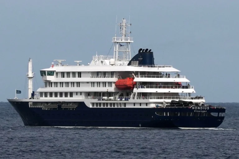 Cruise ship heads for the Canary Islands