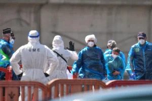 (Small vessels were seen carrying people from the MV Hondius to the quayside at Granadilla port. Officials were waiting there to guide them to buses that would transfer them to a medical facility for quarantine. Spain’s health minister earlier said that Spanish nationals would be the first to leave the ship. Photo: AP)