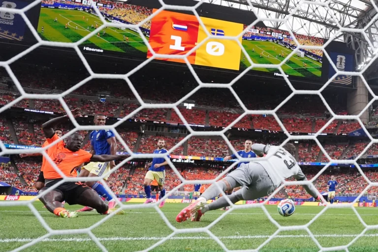 (Netherlands’ Brian Brobbey (19) scores their second goal past Sweden goalkeeper Kristoffer Nordfeldt (23) during the World Cup Group F soccer match between the Netherlands and Sweden in Houston, Saturday, June 20, 2026.  AP Photo: Eric Gay)