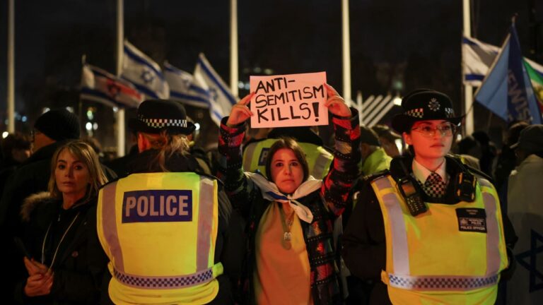 (People attend a vigil organized by the Campaign Against Antisemitism and Chabad UK to honor the victims of the Bondi attack in Sydney and to celebrate the second night of Hanukkah, in London, Britain, December 15, 2025. Photo credit: (Reuters-Isabel Infantes)