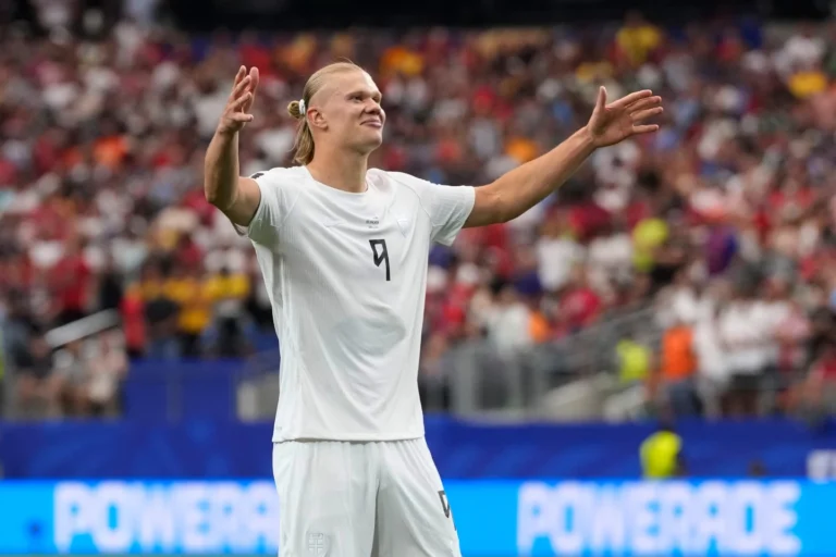 (Norway 's Erling Haaland celebrates with teammates after scoring the team's second goal. Photo: AP)