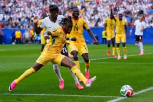 (Ghana’s Fatawu Issahaku (7) and England’s Noni Madueke (20) battle for the ball during the World Cup Group L soccer match between England and Ghana in Foxborough, Mass., near Boston, Tuesday, June 23, 2026.  AP Photo: Petr David Josek)