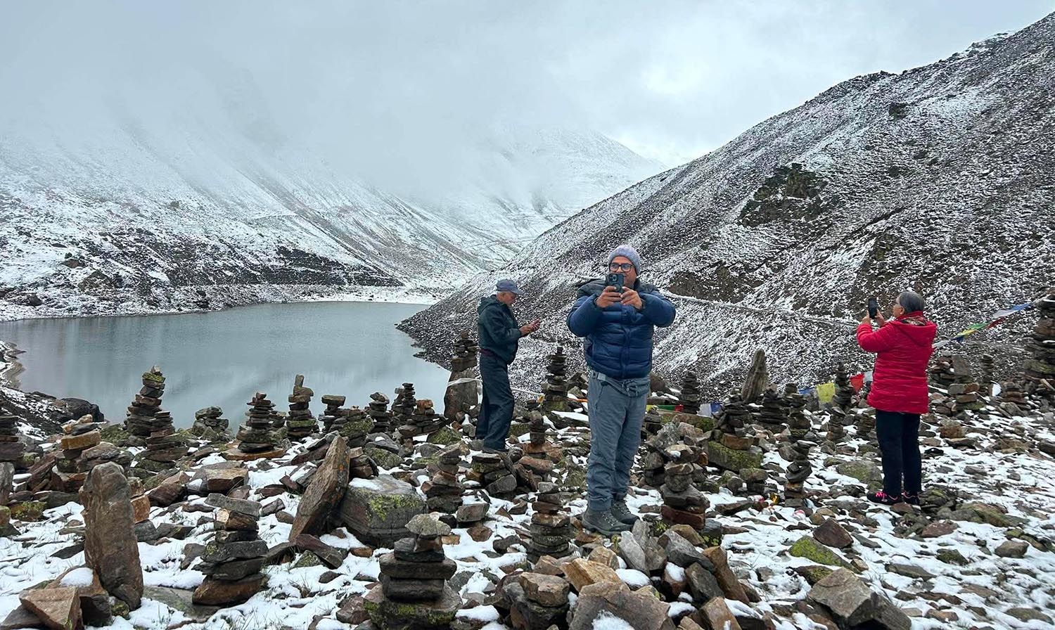 (Domestic tourists enjoying the snow at Selibang Daham. Photo: Rajan Rawat)