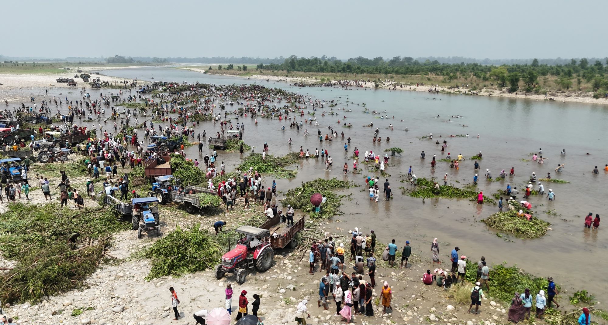 (Local farmers building a dam on the Karnali River. Photo: Yagya Prasad Sapkota)