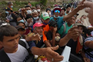 (Volunteers distributing relief to earthquake victims.  Tuesday 30 June, 2026, La Guaira, Venezuela. Photo: AP)