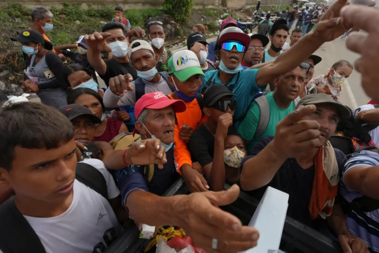 (Volunteers distributing relief to earthquake victims.  Tuesday 30 June, 2026, La Guaira, Venezuela. Photo: AP)