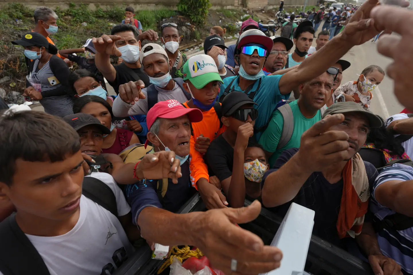 (Volunteers distributing relief to earthquake victims.  Tuesday 30 June, 2026, La Guaira, Venezuela. Photo: AP)