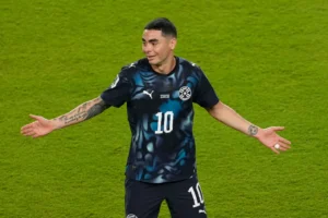 (Paraguay's Miguel Almiron became the first player to receive a red card for covering his mouth while talking to another player at the 2026 World Cup.  Photo: AP)