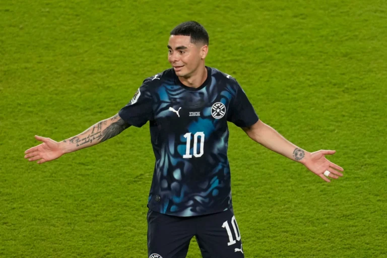 (Paraguay's Miguel Almiron became the first player to receive a red card for covering his mouth while talking to another player at the 2026 World Cup.  Photo: AP)