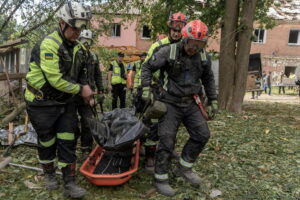 (Rescuers carry a body that they removed from under the rubble of an apartment building following Russia's missile attack in Kharkiv, Ukraine, Saturday, June 20, 2026. (AP Photo: Andrii Marienko)