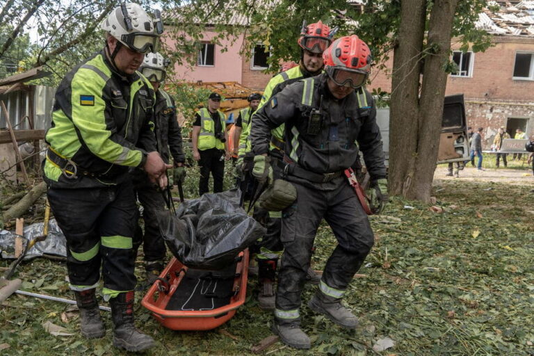 (Rescuers carry a body that they removed from under the rubble of an apartment building following Russia's missile attack in Kharkiv, Ukraine, Saturday, June 20, 2026. (AP Photo: Andrii Marienko)
