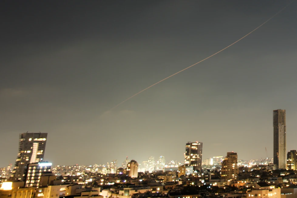 (A projectile streaks through the sky over central Israel during an Iranian missile attack, Sunday, June 7, 2026.  AP Photo: Ohad Zwigenberg)