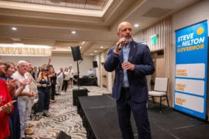 (California Republican gubernatorial candidate Steve Hilton speaks during a campaign event on Sunday, May 31, 2026, in Santa Monica, Calif. (AP Photo/Benjamin Hanson)