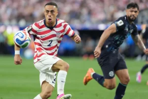 (United States' Sergino Dest, left, controls a ball next to Paraguay's Omar Alderete during the World Cup Group D soccer match in Inglewood, Calif., near Los Angeles, Friday, June 12, 2026.  AP Photo: Jae C. Hong)