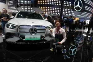 (A vlogger promotes the GLC SUV at the Mercedes-Benz booth during Auto China 2026 in Beijing, on April 24, 2026. Major German carmakers saw sharp quarterly sales declines in China, as domestic demand weakened and competition heats up in the world’s biggest auto market.  AP Photo: Ng Han Guan)