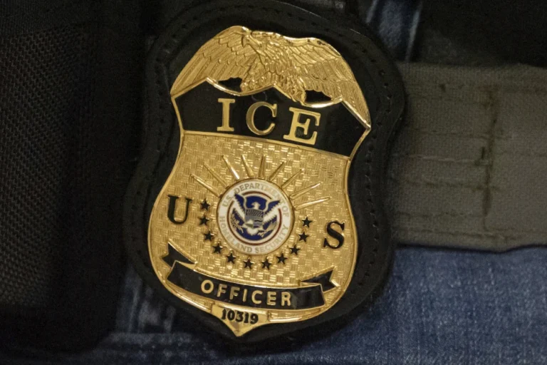 (A federal agent wears an Immigration and Customs Enforcement badge in New York, June 10, 2025. (AP File Photo: Yuki Iwamura)