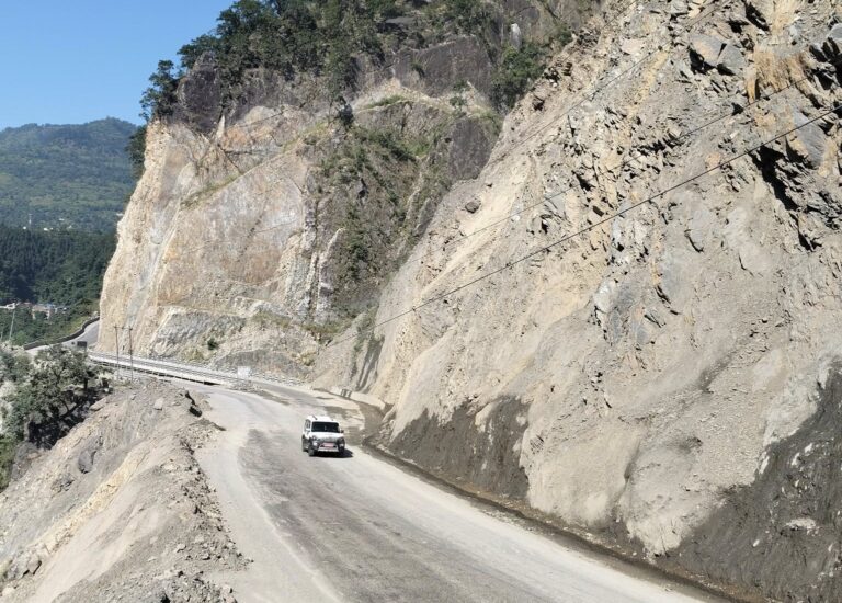 (The road has become deserted after the District Administration Office, Chitwan, banned vehicles from plying on the Muglin-Narayangadh road section and the Kathmandu-bound Prithvi Highway from 10 pm tonight. Photo: HV)