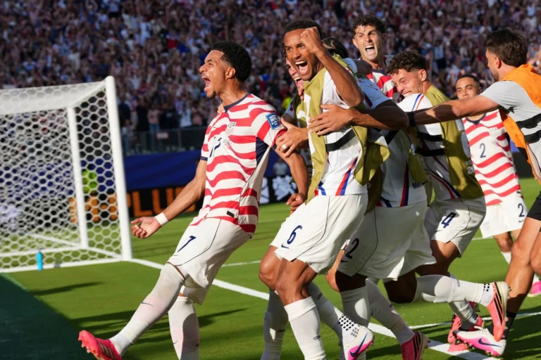 (US players celebrating after a 2-0 victory in the FIFA World Cup 2026 'Round of 32' match against Bosnia and Herzegovina in Santa Clara, California. Photo: AP)