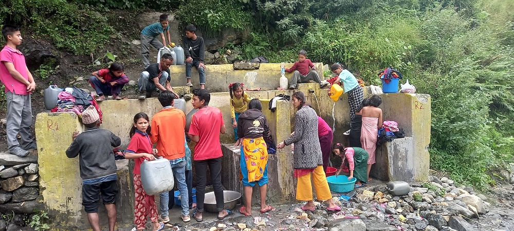 (A crowd of locals gathered at Chainakhola to fetch water following an acute shortage in Gamgadhi Bazaar. Photo: Harikrishna Aidi)