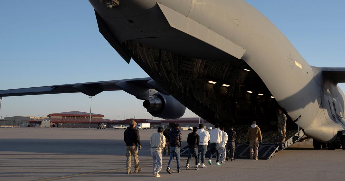 (US Customs and Border Protection security agents guide detained migrants to board a US Air Force aircraft in Texas. File Photo: Department of Defense/US Army Sgt. 1st Class Nicholas J De La Pena)