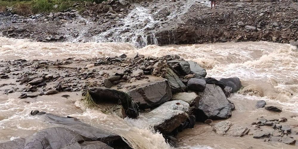 (Road washed away by the flood in Pisti Khola. Photo: Suraj Gurung.)