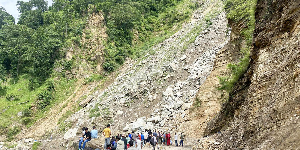 (The Gaganekhola section of the Karnali Highway blocked by a landslide. Photo: Netra Shahi)