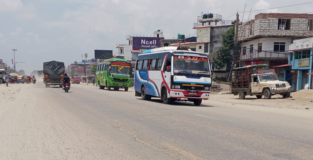 (Long-distance vehicles seen on the Sarlahi section of the Mahendra Highway. Photo: Janarjan Khatri)